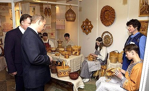 На выставке народных промыслов и ремесел Костромского края.