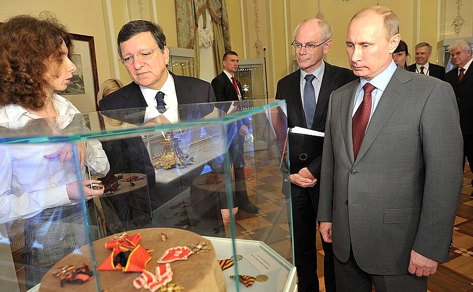С Председателем Европейской комиссии Жозе Мануэлом Баррозу и Председателем Европейского совета Херманом Ван Ромпёем во время осмотра выставки в Константиновском дворце.