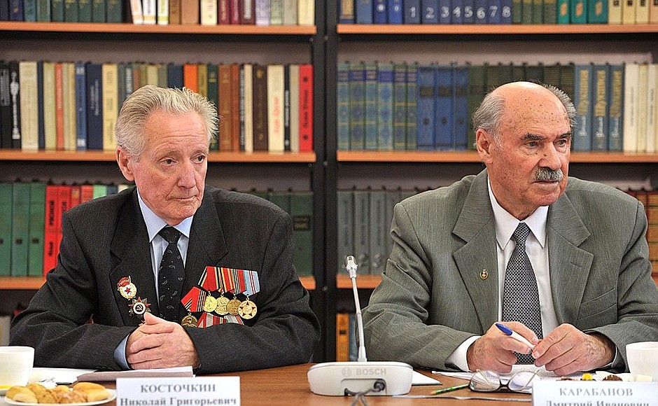 Great Patriotic War veteran Nikolai Kostochkin (left) and Chairman of the National Council of War, Labour, Armed Forces and Law Enforcement Veterans (Pensioners) Dmitry Karabanov at a meeting with veterans and public organisation representatives.