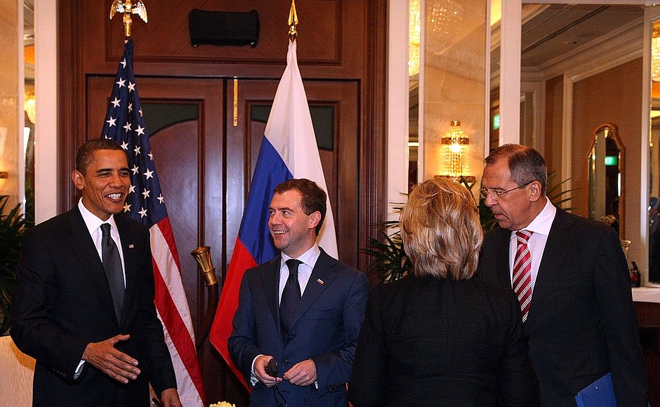 С Президентом США Бараком Обамой (слева), Министром иностранных дел Сергеем Лавровым и госсекретарём США Хилари Клинтон перед началом встречи.