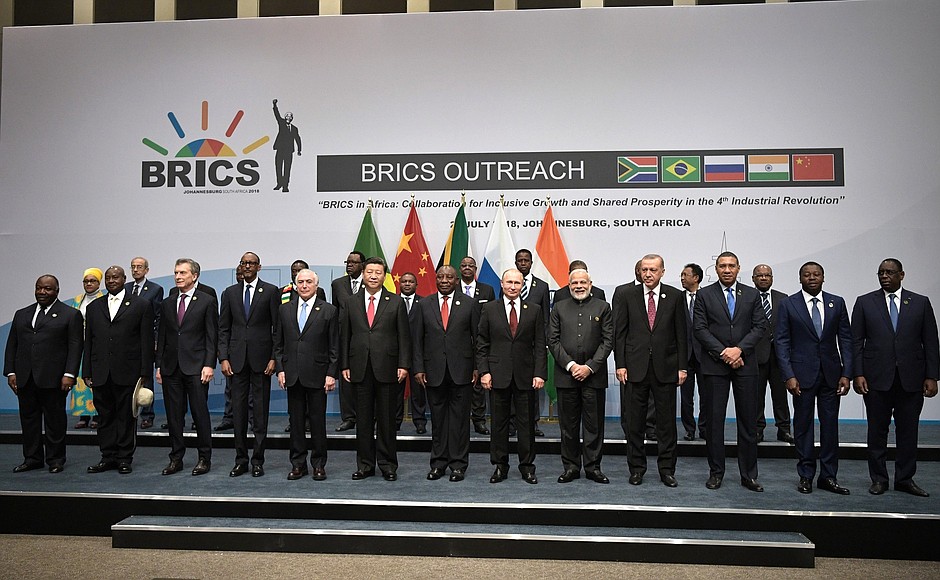 Участники встречи лидеров БРИКС с главами делегаций приглашённых государств.