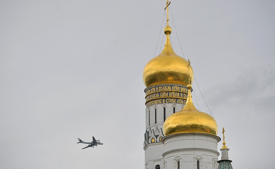 Vladimir Putin observed a flypast marking the 75th anniversary of Victory from Ivanovskaya Square in the Moscow Kremlin.