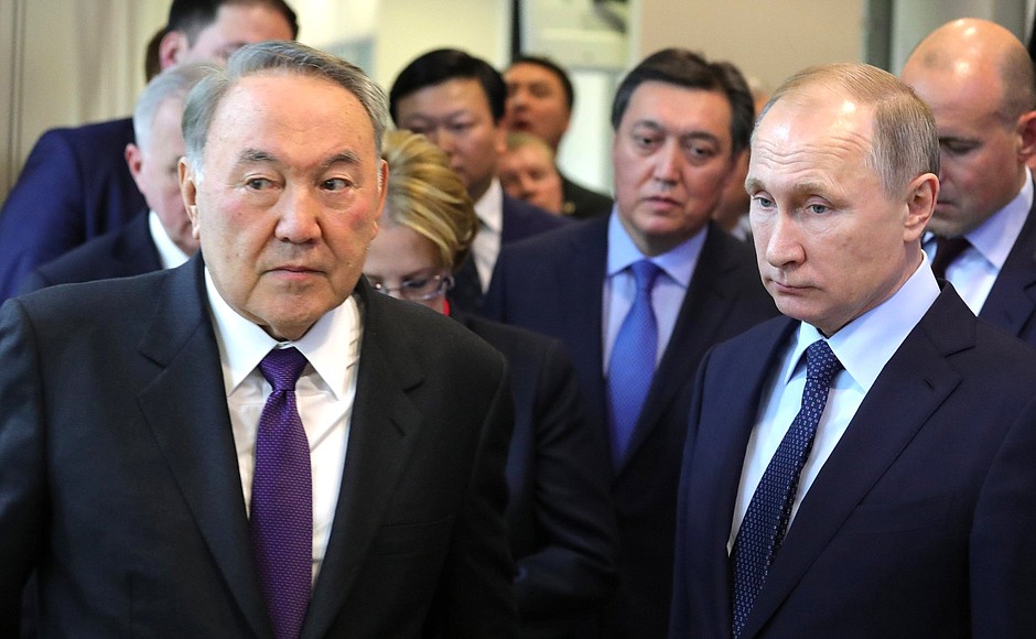 С Президентом Казахстана Нурсултаном Назарбаевым во время посещения завода «Биокад».