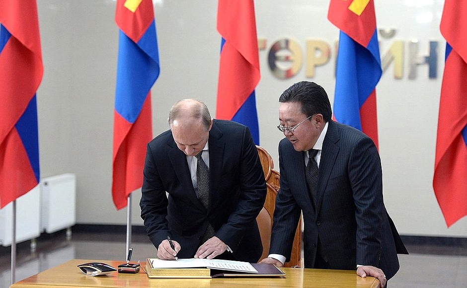 В начале рабочего визита в Монголию Владимир Путин сделал запись в книге почетных гостей. С Президентом Монголии Цахиагийн Элбэгдоржем.