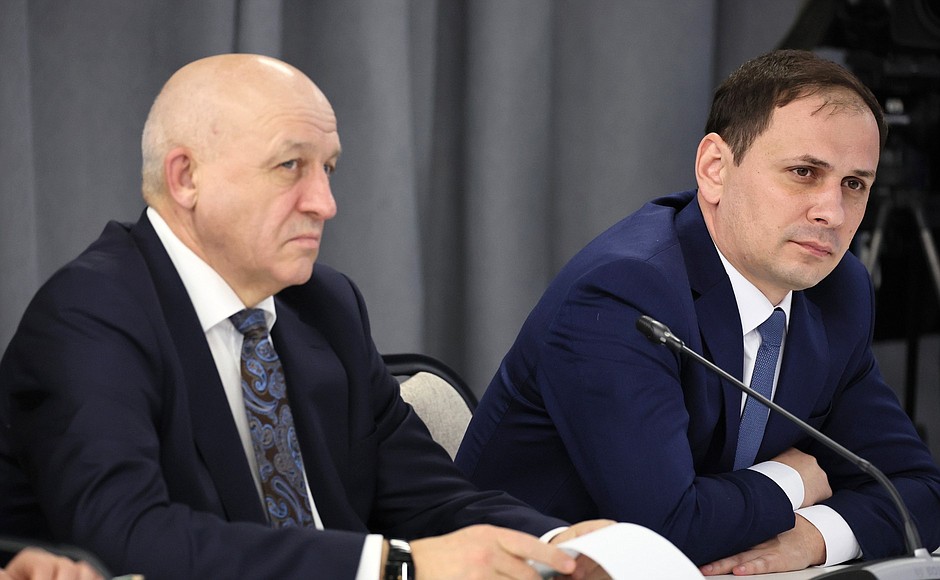 At the meeting with heads of municipalities of the Russian Federation constituent entities. Head of Bobrovsk Municipal District Administration in the Voronezh Region Anatoly Balbekov (left) and Head of the City of Alchevsk Urban District in the Lugansk People’s Republic, Chair of the Association “Council of LPR Municipalities” Albert Apshev.