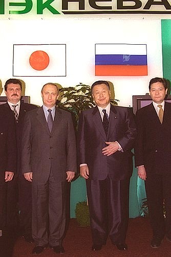 Vladimir Putin and Japanese Prime Minister Yoshiro Mori visiting Russian-Japanese joint venture NEK-Neva Communications Systems.