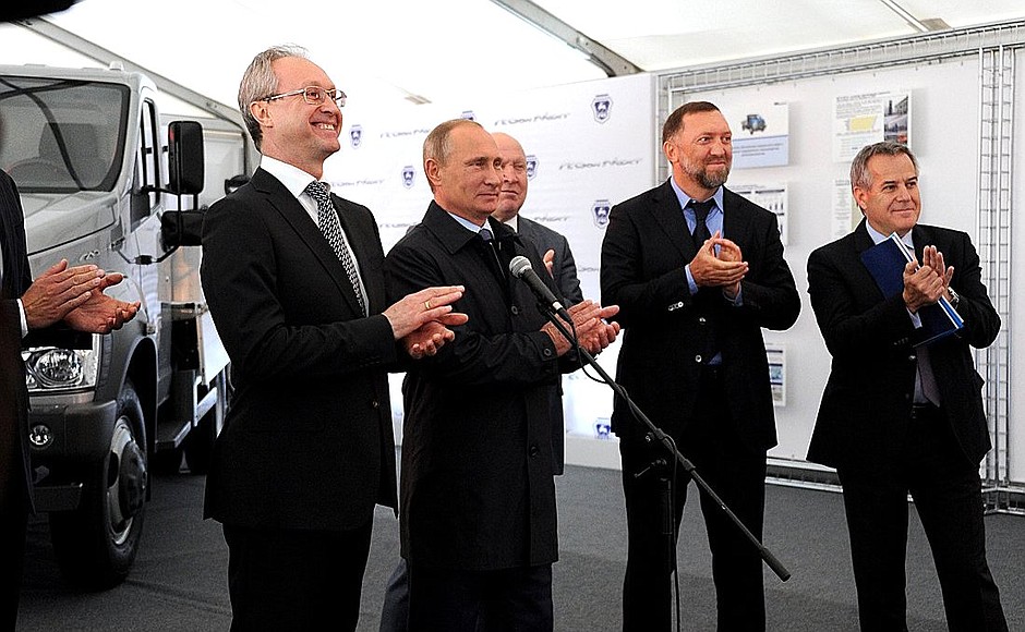 В ходе телемоста с Горьковским автомобильным заводом. Владимир Путин дал старт началу производства новой модели среднетоннажного грузовика «ГАЗон Next».
