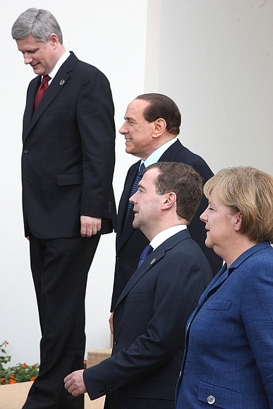 С Федеральным канцлером Германии Ангелой Меркель, Премьер-министром Канады Стивеном Харпером и Председателем Совета министров Италии Сильвио Берлускони.