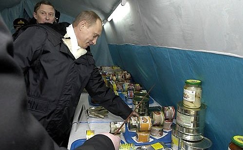 Президенту продемонстрировали набор продуктов, которыми снабжаются моряки-подводники.