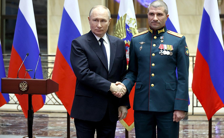 At the ceremony for presenting Gold Star medals of the Hero of Russia to participants in the special military operation who distinguished themselves in combat operations. With Lieutenant Alexei Spesivtsev.