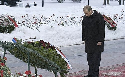 President Putin laying a wreath at the Piskarevsky Cemetery memorial.