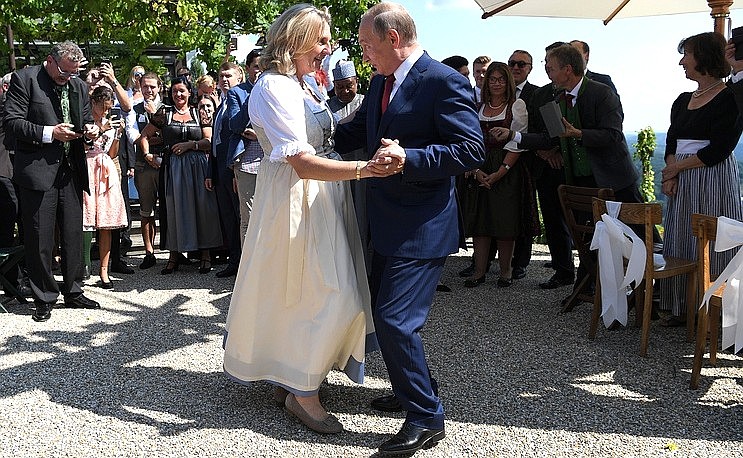 На свадьбе Министра иностранных дел Австрии Карин Кнайссль и Вольфганга Майлингера.