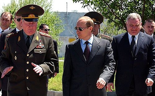 President Putin in the encampment area of the 201st Motorised Rifle Division with Colonel-General Alexander Baranov, Commander of the Volga-Urals Military District (left).