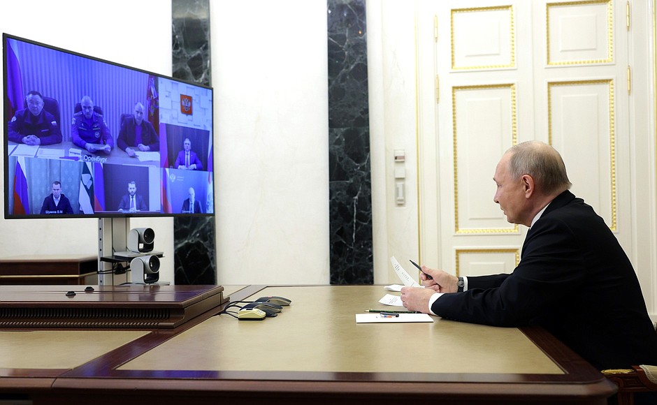 Владимир Путин в режиме видеоконференции провёл совещание по вопросам ликвидации последствий паводков в Оренбургской, Курганской и Тюменской областях.