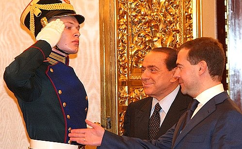 Перед началом российско-итальянских межгосударственных консультаций в расширенном составе. С Председателем Совета министров Италии Сильвио Берлускони.