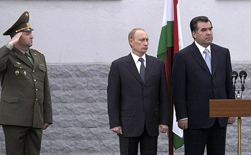 С Президентом Таджикистана Эмомали Рахмоновым на российской военной базе.