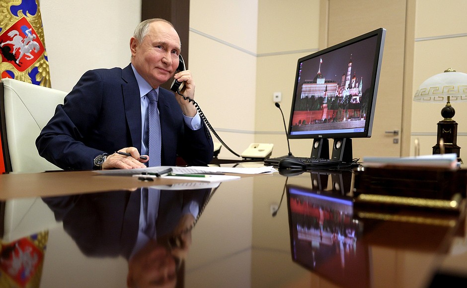 Vladimir Putin talked by phone with 8 year-old Kristina Sin from Yuzhno-Sakhalinsk, a participant in the New Year Tree of Wishes charity campaign.