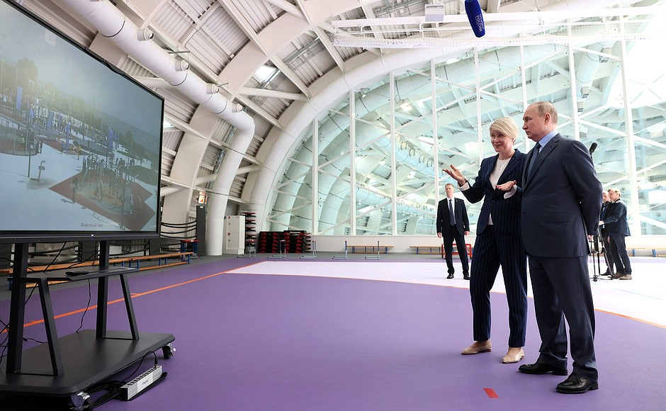 Before a meeting of the Talent and Success Foundation Board of Trustees, the President was shown around the sports infrastructure of the Sirius Educational Centre. Explanations were provided by foundation director Yelena Shmeleva.