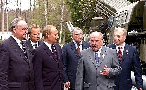 President Putin visiting the Machine-Building Design Bureau.