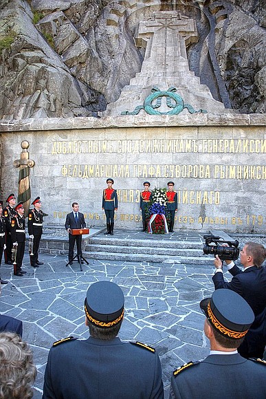 На торжественной церемонии, посвящённой 210-летию альпийского похода Александра Суворова.