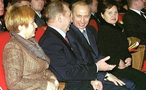 Владимир и Людмила Путины и Президент Украины Леонид Кучма с супругой Людмилой Кучма во время торжественной церемонии открытия Года Украины в России.
