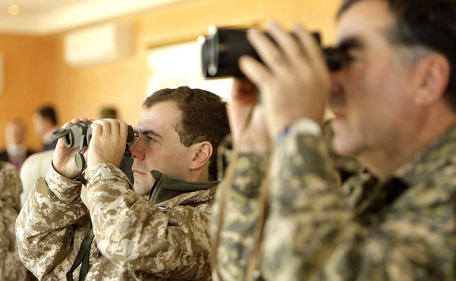 Учения Коллективных сил оперативного реагирования «Взаимодействие-2009». С Президентом Таджикистана Эмомали Рахмоном.