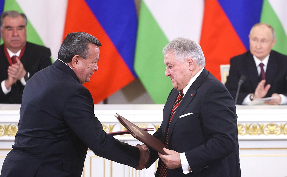 President of the Kurchatov Institute National Research Centre Mikhail Kovalchuk (right) and President of the National Academy of Sciences of Tajikistan Farhod Rahimi during the ceremony of exchanging documents following Russian-Tajikistani talks.