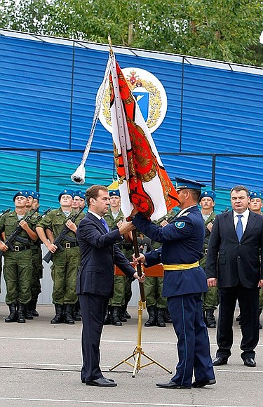 Ceremony presenting a battle flag to the Eastern Military District’s 11th Paratroops Brigade.