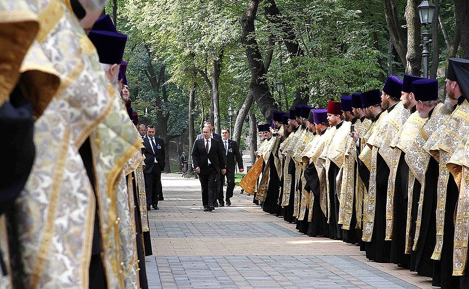Перед началом праздничного молебна, посвящённого 1025-летию Крещения Руси.