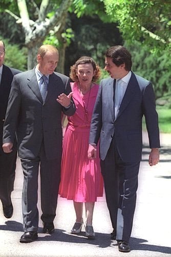 President Putin taking a walk with Spanish Prime Minister Jose Maria Aznar.