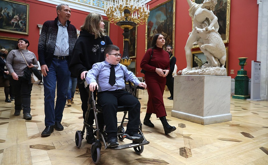 Vladimir Putin made Nikita Miroshnichenko’s dream come true as part of the New Year Tree of Wishes charity campaign. Together with his parents and his older sister, Nikita, a school student from Kostroma, visited the State Hermitage Museum in St Petersburg.