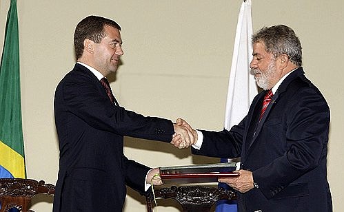 После подписания совместного заявления по итогам переговоров. С Президентом Бразилии Луисом Инасиу Лулой да Силвой.