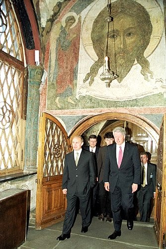 President Putin and US President Bill Clinton visiting the Assumption Cathedral.