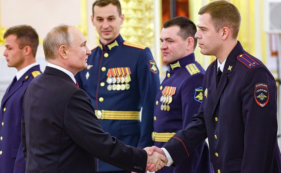 По окончании торжественного приёма в Георгиевском зале Президент пообщался с выпускниками военных вузов.