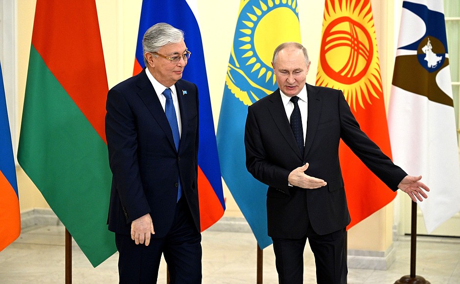 С Президентом Казахстана Касым-Жомартом Токаевым перед началом заседания Высшего Евразийского экономического совета в узком составе.