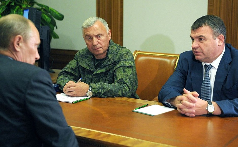 Working meeting with Chief of the General Staff of the Russian Federation’s Armed Forces Nikolai Makarov and Defence Minister Anatoly Serdyukov (right).