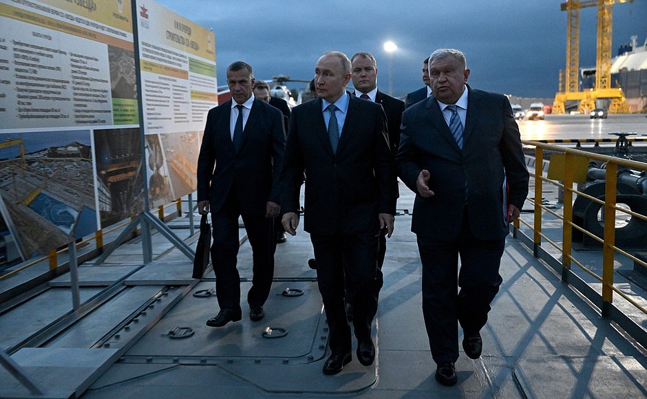 During a visit to Zvezda shipbuilding complex. With Deputy Prime Minister – Plenipotentiary Presidential Envoy to the Far Eastern Federal District Yury Trutnev (left) and Rosneft CEO Igor Sechin (right).
