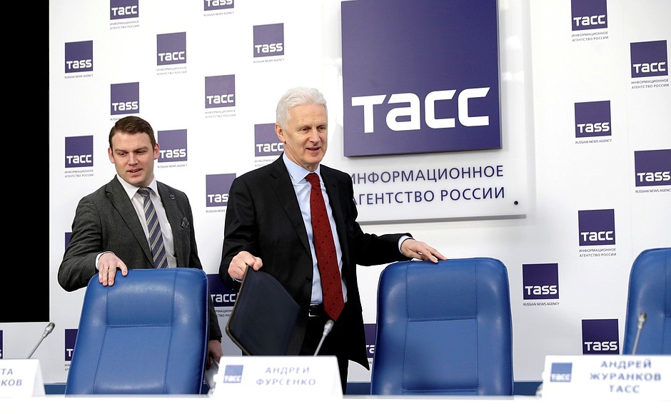 Chairman of the Coordination Council for Youth Affairs in the Sphere of Science and Education under the Presidential Council for Science and Education Nikita Marchenkov (left) and Presidential Aide Andrei Fursenko before the news conference.