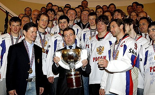С игроками сборной России по хоккею.