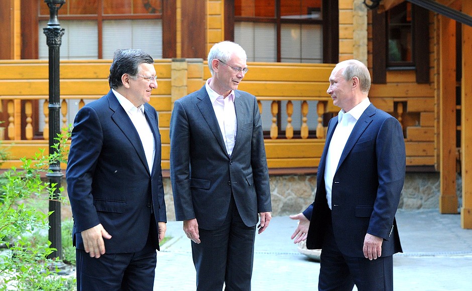Перед началом неформального обеда. С Председателем Европейского совета Херманом Ван Ромпёем (в центре) и Председателем Европейской комиссии Жозе Мануэлом Баррозу.