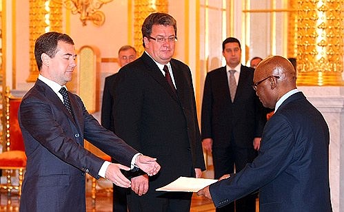 Верительную грамоту Президенту России вручает посол Объединённой Республики Танзания Джака Мгваби Мвамби.