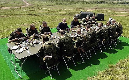 С военнослужащими — участниками оперативно-стратегических учений «Мобильность-2004».
