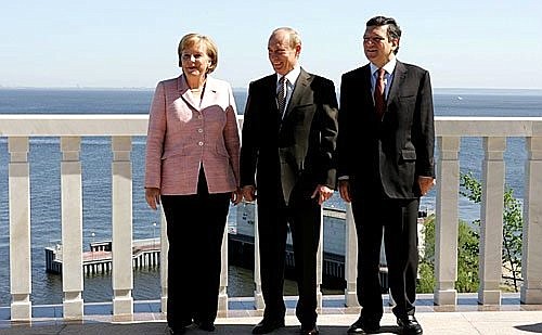 Перед началом рабочего заседания встречи на высшем уровне Россия – Европейский союз. С Федеральным канцлером Германии Ангелой Меркель и Председателем Европейской комиссии Жозе Мануэлом Баррозу на берегу Волги.