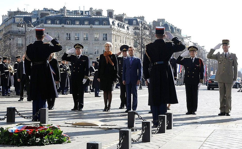 Церемония возложения венка к могиле Неизвестного солдата у Триумфальной арки.