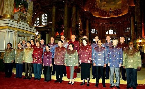 Participants in the APEC summit posing for pictures.