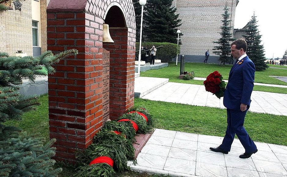 Посещение Таманской мотострелковой бригады. Возложение цветов к памятнику военнослужащим, погибшим при исполнении боевых задач в Чеченской Республике.