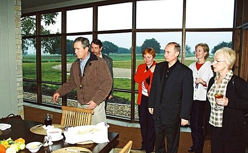 Во время завтрака в гостях у Президента США Джорджа Буша на его ранчо Прэри Чэпл близ Кроуфорда.