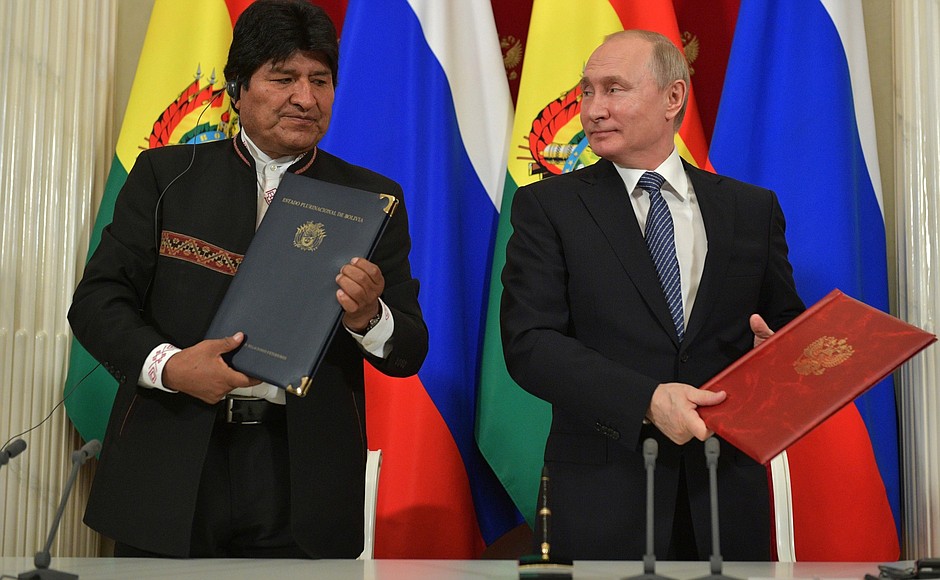 По итогам российско-боливийских переговоров подписан ряд двусторонних документов. С Президентом Многонационального Государства Боливия Эво Моралесом после подписания Совместного заявления.