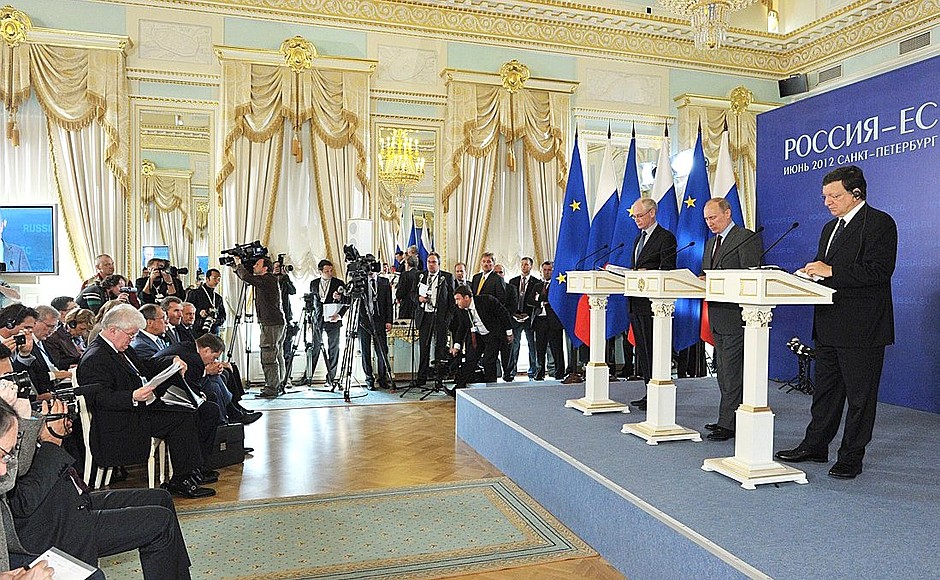 Совместная пресс-конференция с Председателем Европейской комиссии Жозе Мануэлом Баррозу и Председателем Европейского совета Херманом Ван Ромпёем.