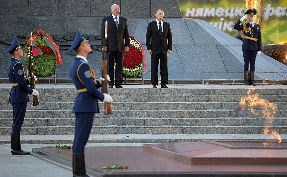 С Александром Лукашенко на церемонии возложения венков к мемориалу Победы.